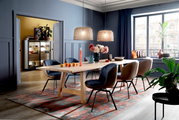Moderne houten eettafel in een stijlvol ingerichte eetkamer, zijaanzicht
