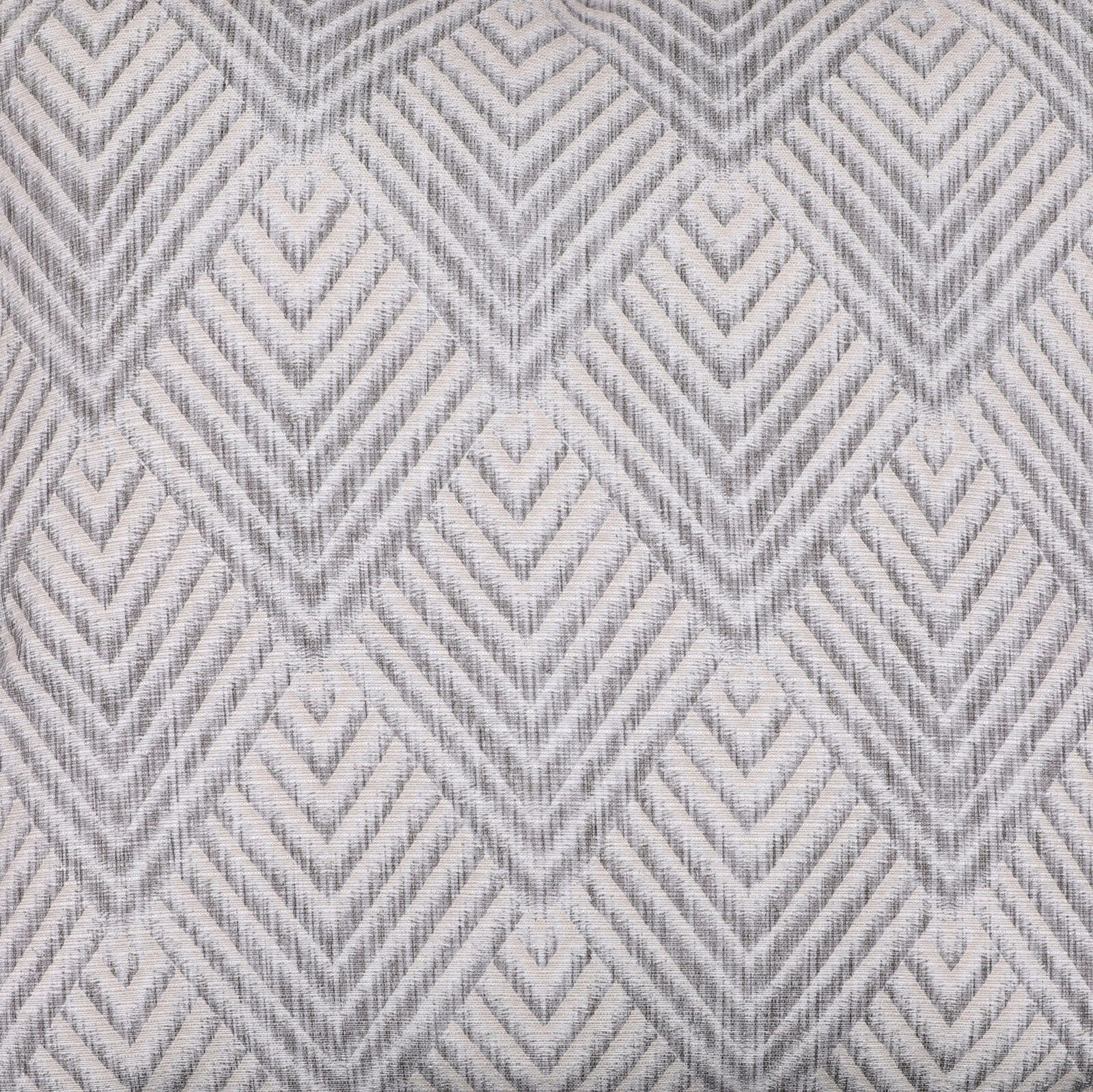 Nahaufnahme in Frontalansicht: graues Textil mit geometrischem Rauten- und Zickzackmuster in gewebter Optik