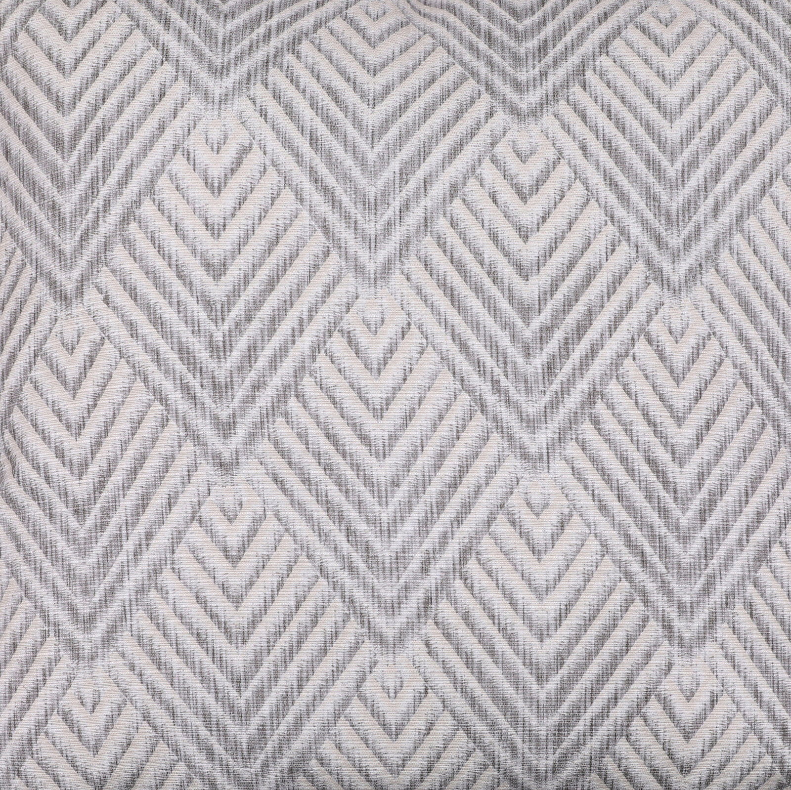 Nahaufnahme in Frontalansicht: graues Textil mit geometrischem Rauten- und Zickzackmuster in gewebter Optik
