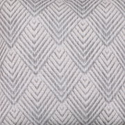 Nahaufnahme in Frontalansicht: graues Textil mit geometrischem Rauten- und Zickzackmuster in gewebter Optik