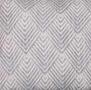 Nahaufnahme in Frontalansicht: graues Textil mit geometrischem Rauten- und Zickzackmuster in gewebter Optik