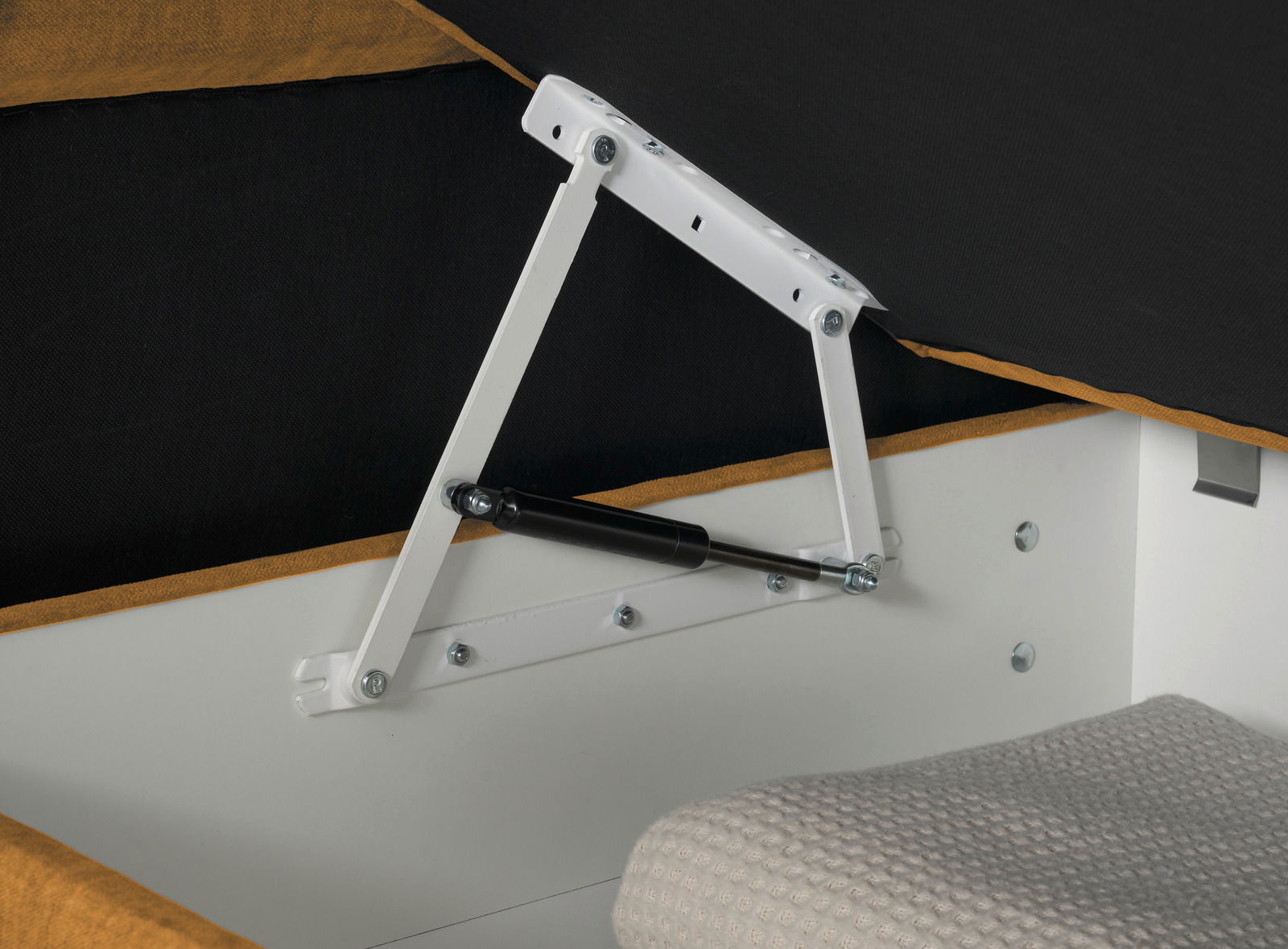 Nahaufnahme eines Boxspringbett-Mechanismus mit Gasdruckfeder und Metallrahmen, seitliche Perspektive