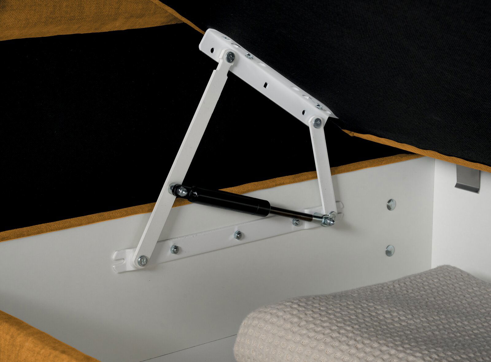 Nahaufnahme eines Boxspringbett-Mechanismus mit Gasdruckfeder und Metallrahmen, seitliche Perspektive