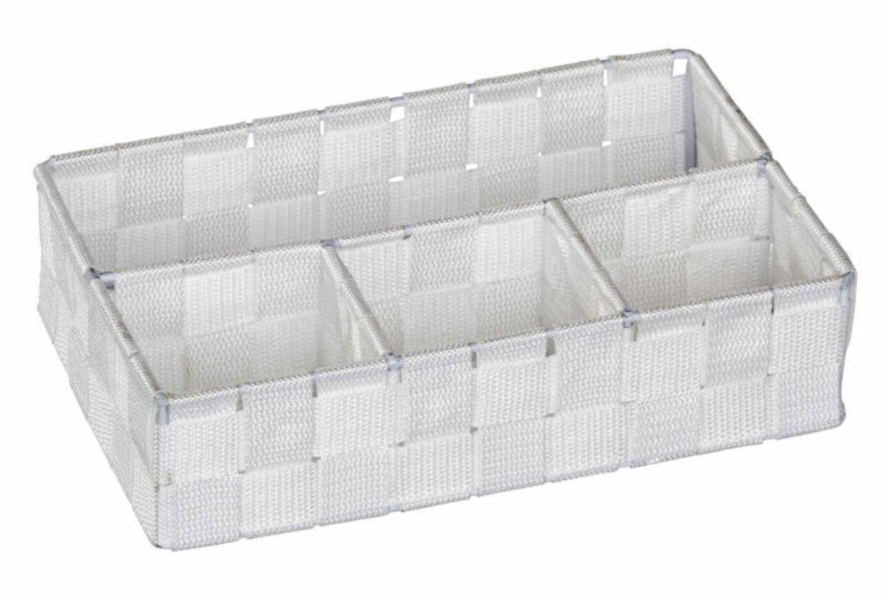 Weißer Badorganizer Adria klein mit drei Fächern, aus geflochtenem Material, perspektivisch von schräg oben fotografiert.