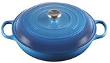 Blaue Le Creuset Gusseisen-Kasserolle mit Deckel, seitliche Perspektive