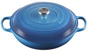 Blaue Le Creuset Gusseisen-Kasserolle mit Deckel, seitliche Perspektive