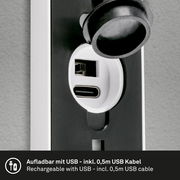Nahaufnahme einer Akku-Außenwandleuchte mit USB-Anschluss, seitliche Perspektive