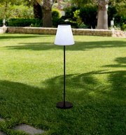 Stehleuchte im Freien auf einer grünen Wiese, seitliche Perspektive