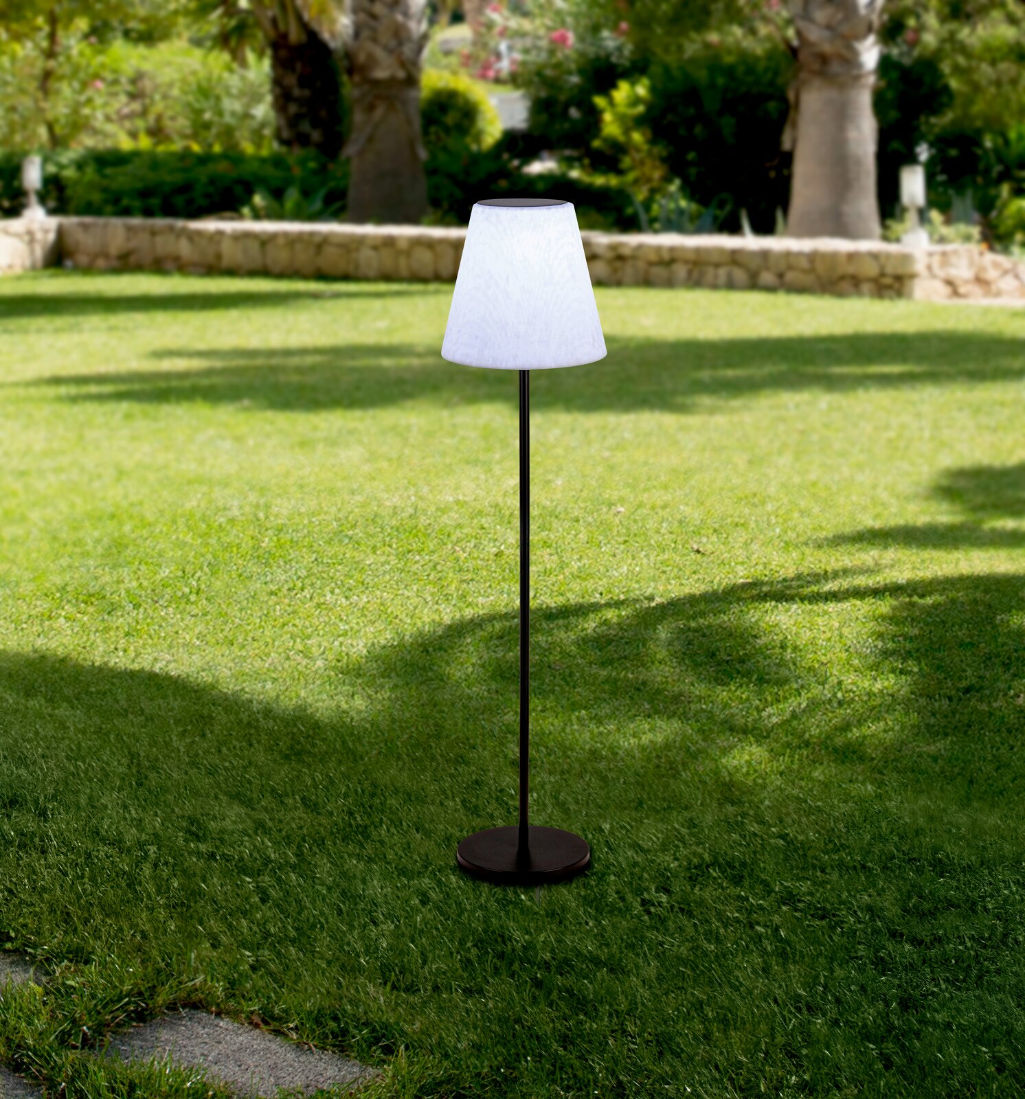 Stehleuchte im Freien auf einer grünen Wiese, seitliche Perspektive