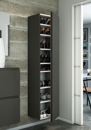 Moderner Hänge-Garderobenschrank mit einer Tür, gefüllt mit Schuhen, seitliche Perspektive.