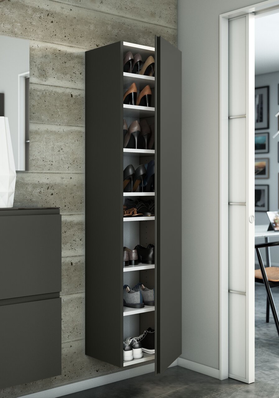 Moderner Hänge-Garderobenschrank mit einer Tür, gefüllt mit Schuhen, seitliche Perspektive.