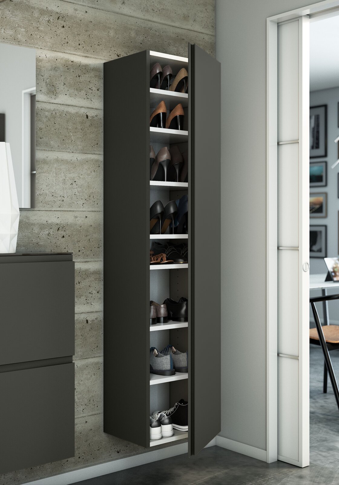 Moderner Hänge-Garderobenschrank mit einer Tür, gefüllt mit Schuhen, seitliche Perspektive.