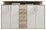 Frontale Ansicht des Carryhome Sideboards DRIFT mit zwei weißen Türen und drei Schubladen in Holzoptik, oben mit Ablagefläche.