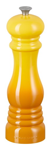 Gelbe Pfeffermühle Nectar von Le Creuset, frontal fotografiert.