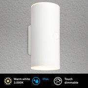 Weiße zylindrische Akku-Außenwandleuchte mit warmweißem Licht, IP44-Schutz und Touch-Dimmfunktion, seitliche Perspektive.