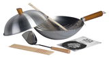 Klassisches Wok-Set mit 10 Teilen, darunter ein Wok mit Holzgriff, Deckel, Gitter, Pfannenwender, Essstäbchen und Rezeptbuch. Perspektive: seitlich.