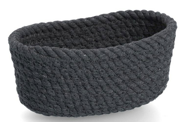 Dunkelgrauer, ovaler Aufbewahrungskorb aus geflochtenem Material, seitliche Perspektive