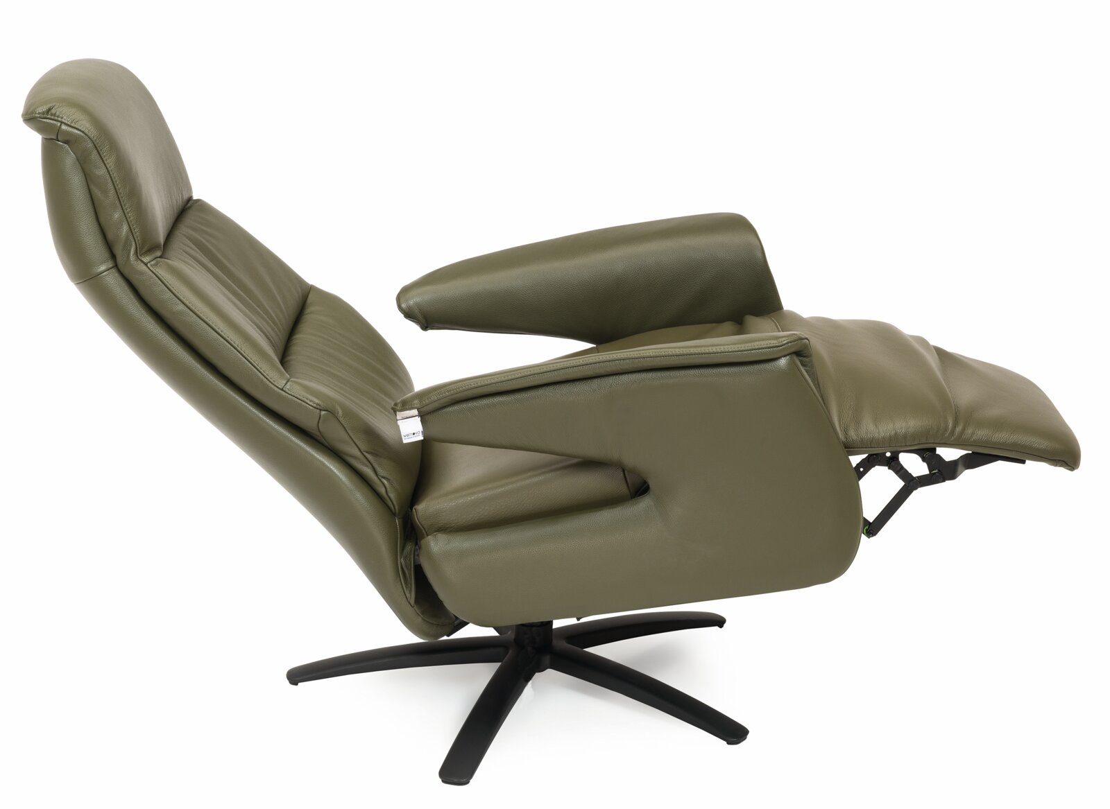 Zijaanzicht van een groene relaxfauteuil met verstelbare rugleuning en voetsteun op een zwart draaipoot.