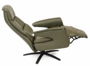 Zijaanzicht van een groene relaxfauteuil met verstelbare rugleuning en voetsteun op een zwart draaipoot.