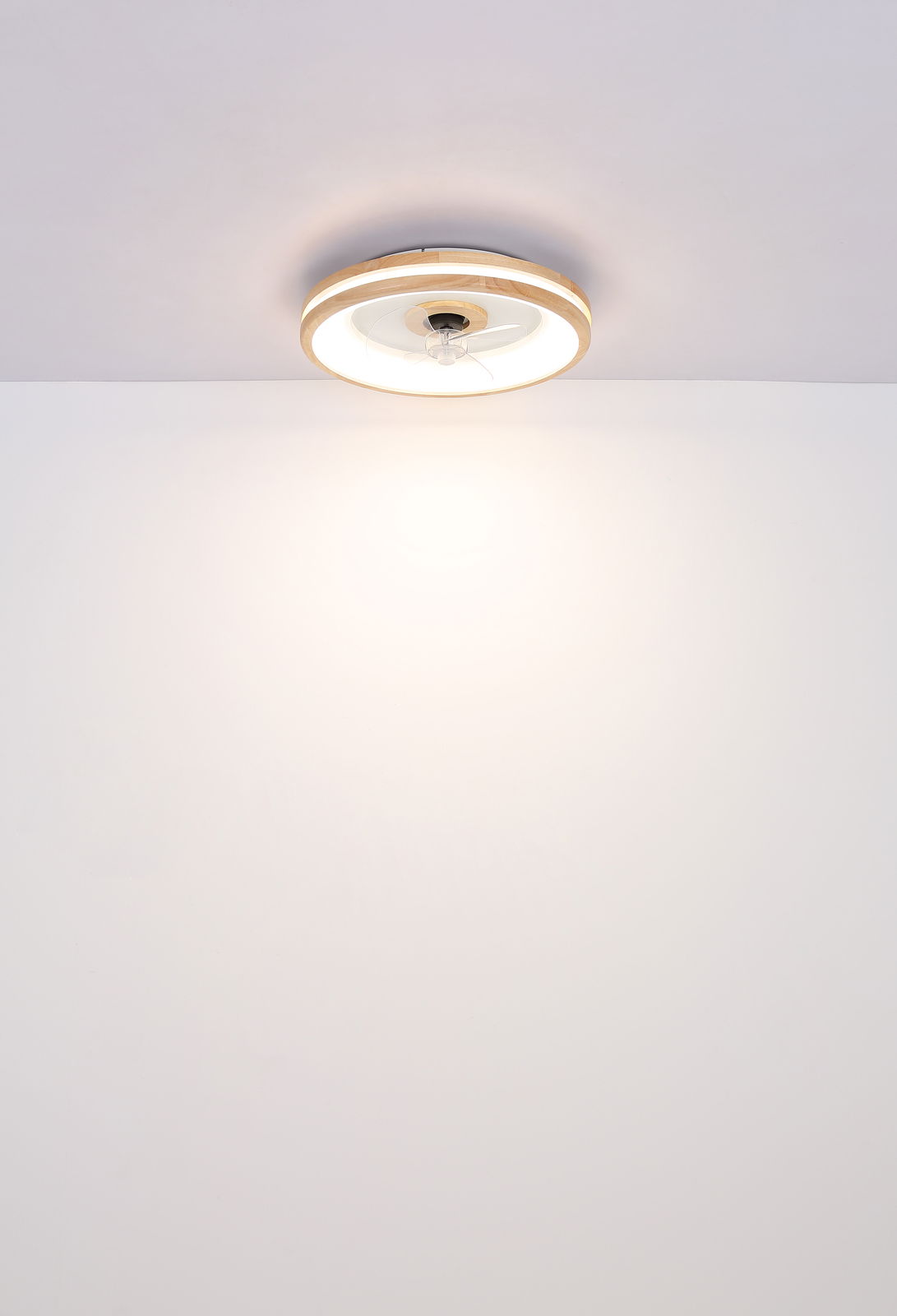 Deckenventilator Globo Lighting GATIAN, von unten betrachtet, mit modernem Design und integrierter Beleuchtung.