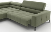 Grünes L-förmiges Ecksofa mit gesteppter Sitzfläche, breiten Armlehnen und schwarzen Metallfüßen, Ansicht schräg von vorn rechts