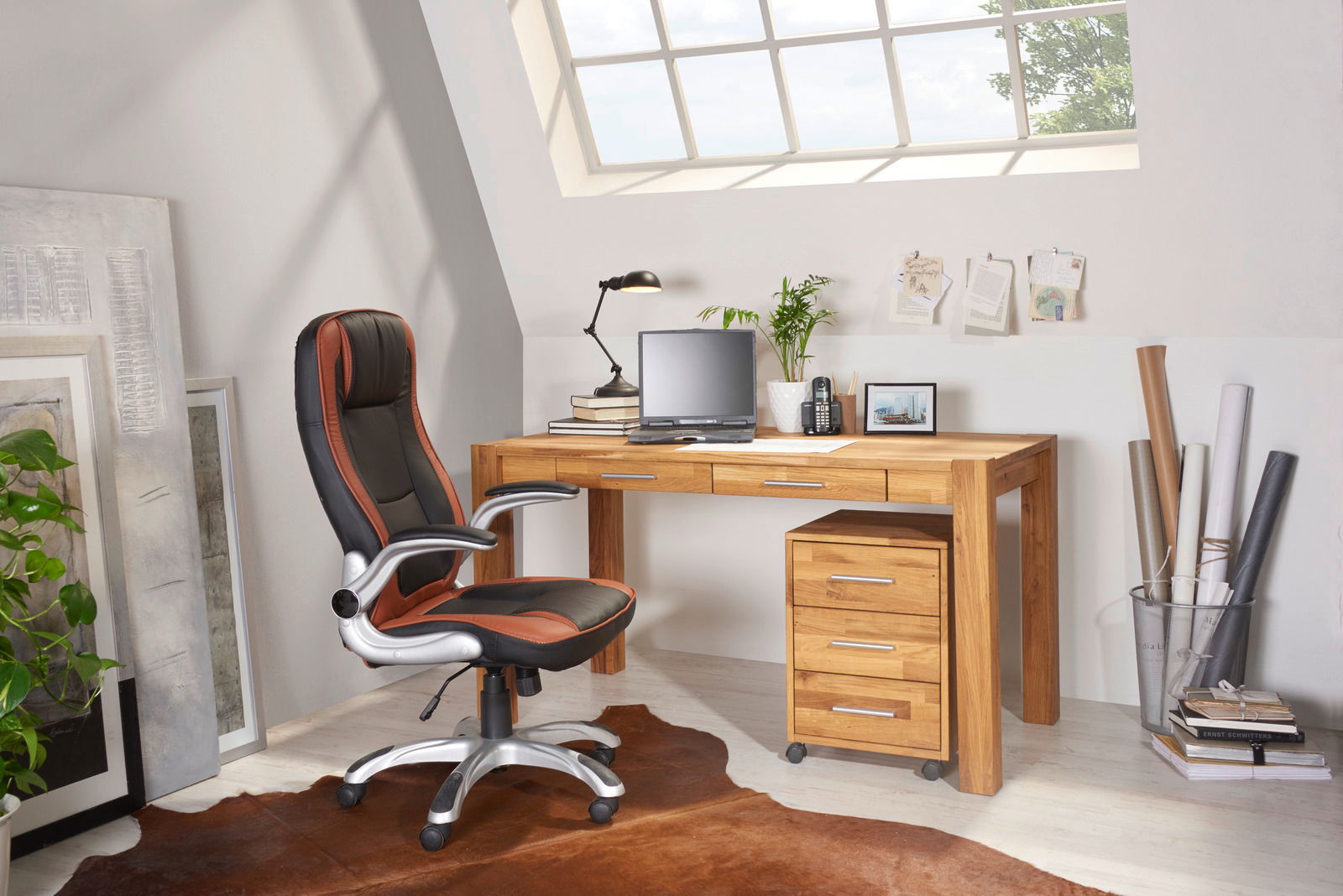 Moderner Schreibtisch aus Holz mit drei Schubladen, Laptop und Büromaterialien, seitliche Perspektive