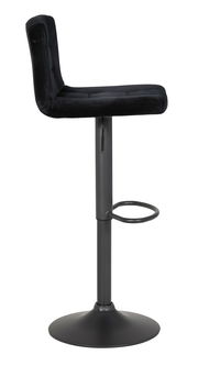 Seitenansicht eines schwarzen Barhockers mit gepolsterter Sitzfläche und Rückenlehne, verstellbarer Höhe und Fußstütze.