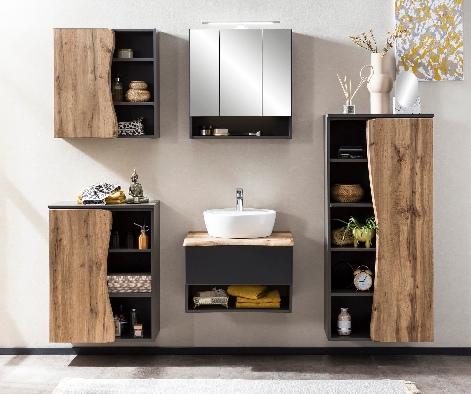 Modernes Waschtisch-Set mit Holz- und Schwarzelementen, bestehend aus einem Waschbecken, Spiegel und mehreren Schränken, frontal abgebildet.