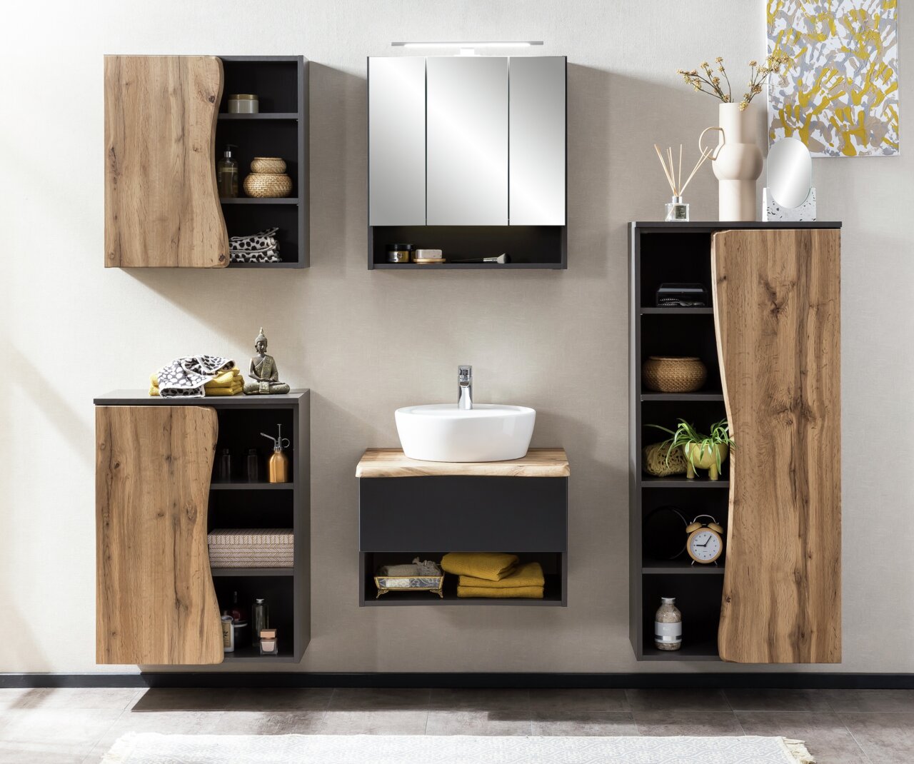 Modernes Waschtisch-Set mit Holz- und Schwarzelementen, bestehend aus einem Waschbecken, Spiegel und mehreren Schränken, frontal abgebildet.