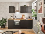 Moderne Küchenzeile in schwarzem Design mit Holzarbeitsplatte, Backofen, Herd und Dunstabzugshaube, umgeben von Pflanzen und Dekorationen, aus frontaler Perspektive.