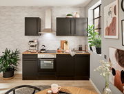 Moderne Küchenzeile in schwarzem Design mit Holzarbeitsplatte, Backofen, Herd und Dunstabzugshaube, umgeben von Pflanzen und Dekorationen, aus frontaler Perspektive.