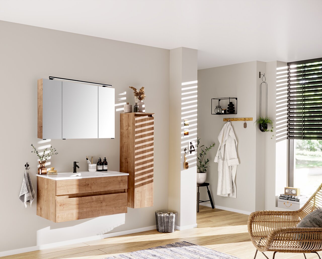 Moderner Badezimmer-Mittelschrank in Holzoptik, rechts an der Wand montiert, mit dekorativen Elementen und Spiegel im Vordergrund, seitliche Perspektive.