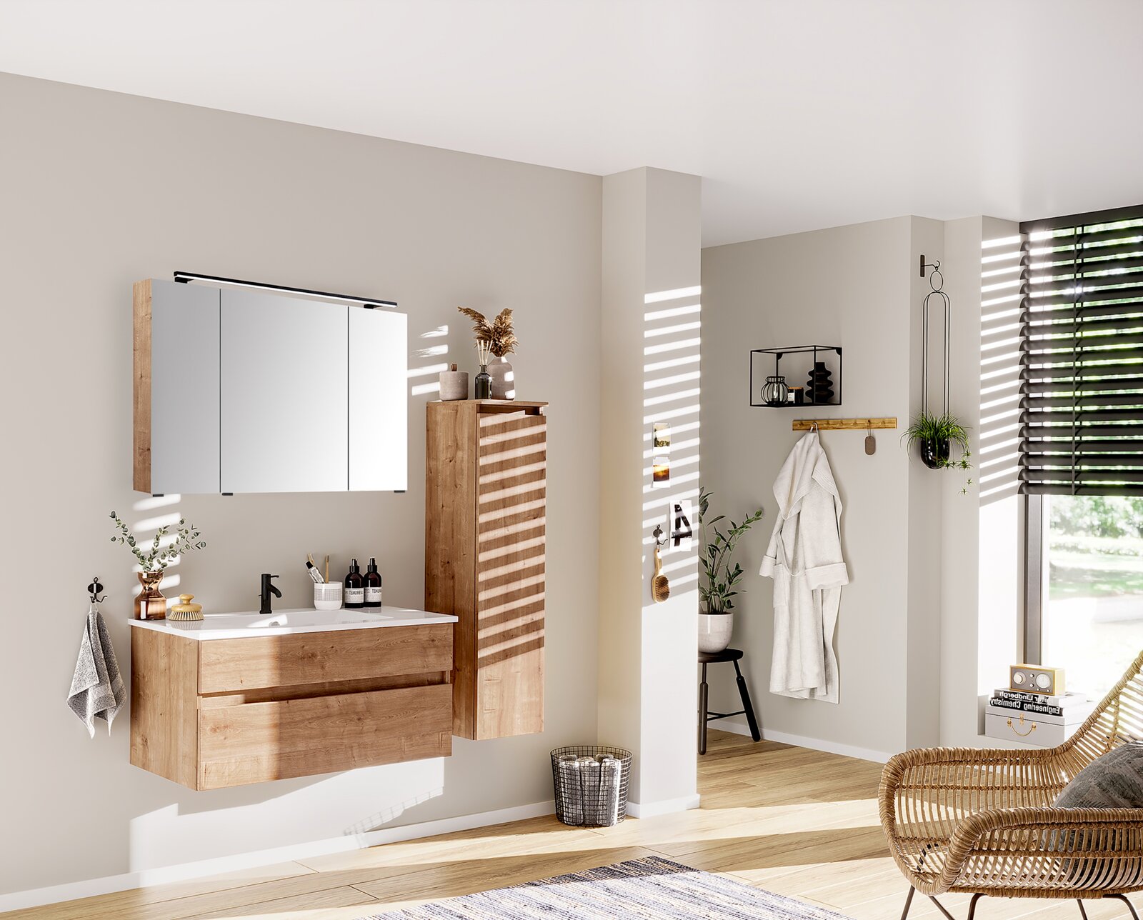 Moderne badkamerkast in houtlook, rechts aan de muur bevestigd, met decoratieve elementen en een spiegel op de voorgrond, zijaanzicht.