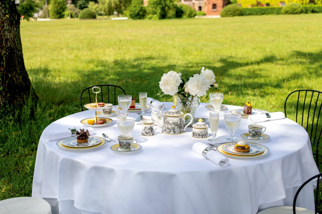Elegante Tischdekoration im Freien mit Villeroy & Boch Gläsern und Geschirr aus der Boston Kollektion, seitliche Perspektive.