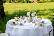 Elegante Tischdekoration im Freien mit Villeroy & Boch Gläsern und Geschirr aus der Boston Kollektion, seitliche Perspektive.