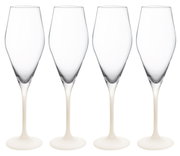 Vier elegante Champagnergläser mit schlankem Stiel und klarer Kelchform, frontal nebeneinander angeordnet.