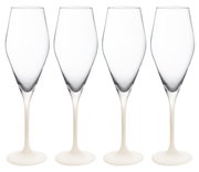 Vier elegante Champagnergläser mit schlankem Stiel und klarer Kelchform, frontal nebeneinander angeordnet.