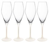 Vier elegante Champagnergläser mit schlankem Stiel und klarer Kelchform, frontal nebeneinander angeordnet.