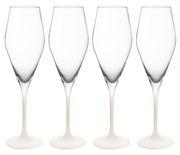 Vier elegante Champagnergläser mit schlankem Stiel und klarer Kelchform, frontal nebeneinander angeordnet.