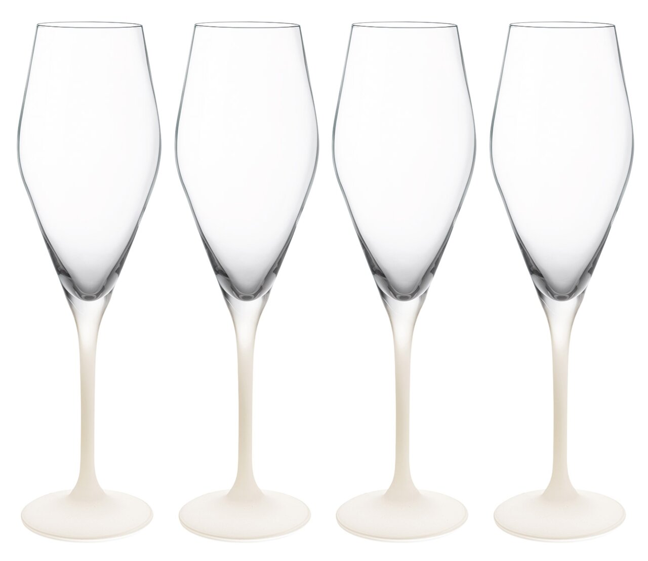 Vier elegante champagneglazen met een slanke steel en een heldere kelkvorm, aan de voorkant naast elkaar geplaatst.