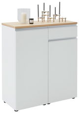 Weiße Kombi-Kommode mit Holzplatte, dekoriert mit Kerzen und Kerzenhaltern, seitliche Perspektive