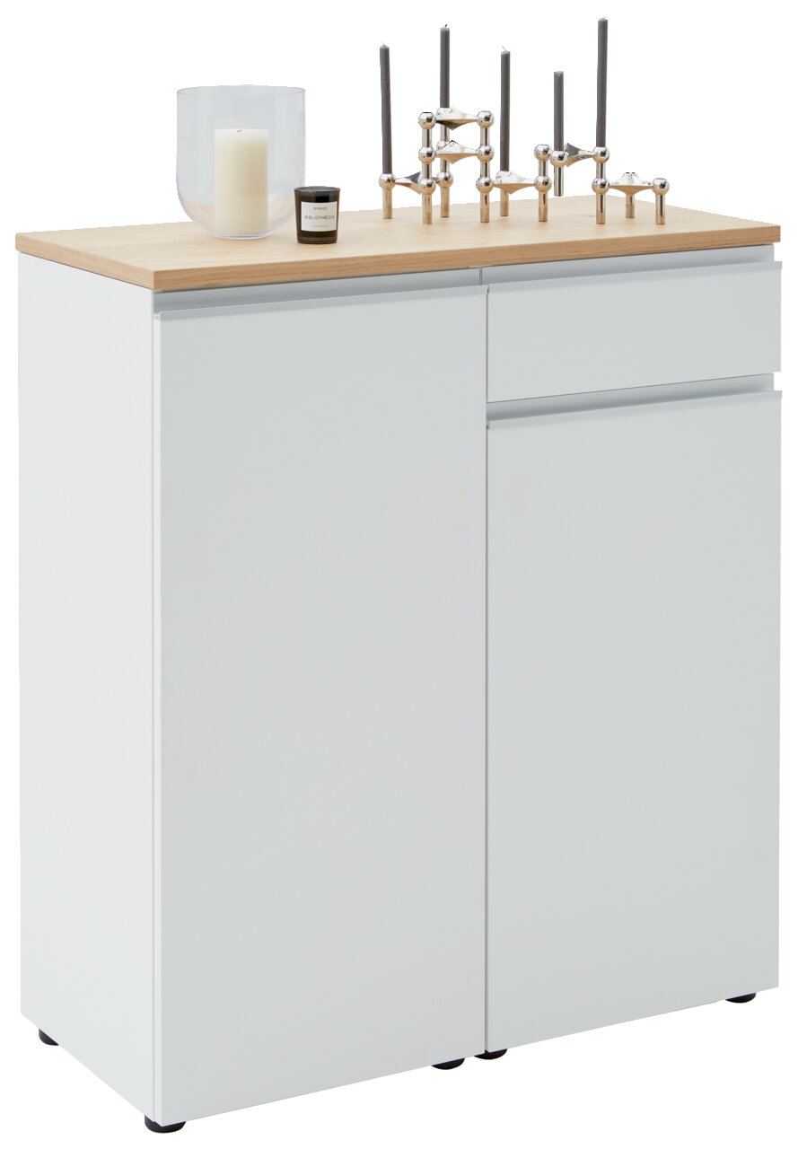 Weiße Kombi-Kommode mit Holzplatte, dekoriert mit Kerzen und Kerzenhaltern, seitliche Perspektive