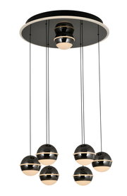 Moderne LED-Pendelleuchte mit sechs kugelförmigen Lampen, hängend von einer runden Deckenplatte, seitliche Perspektive.
