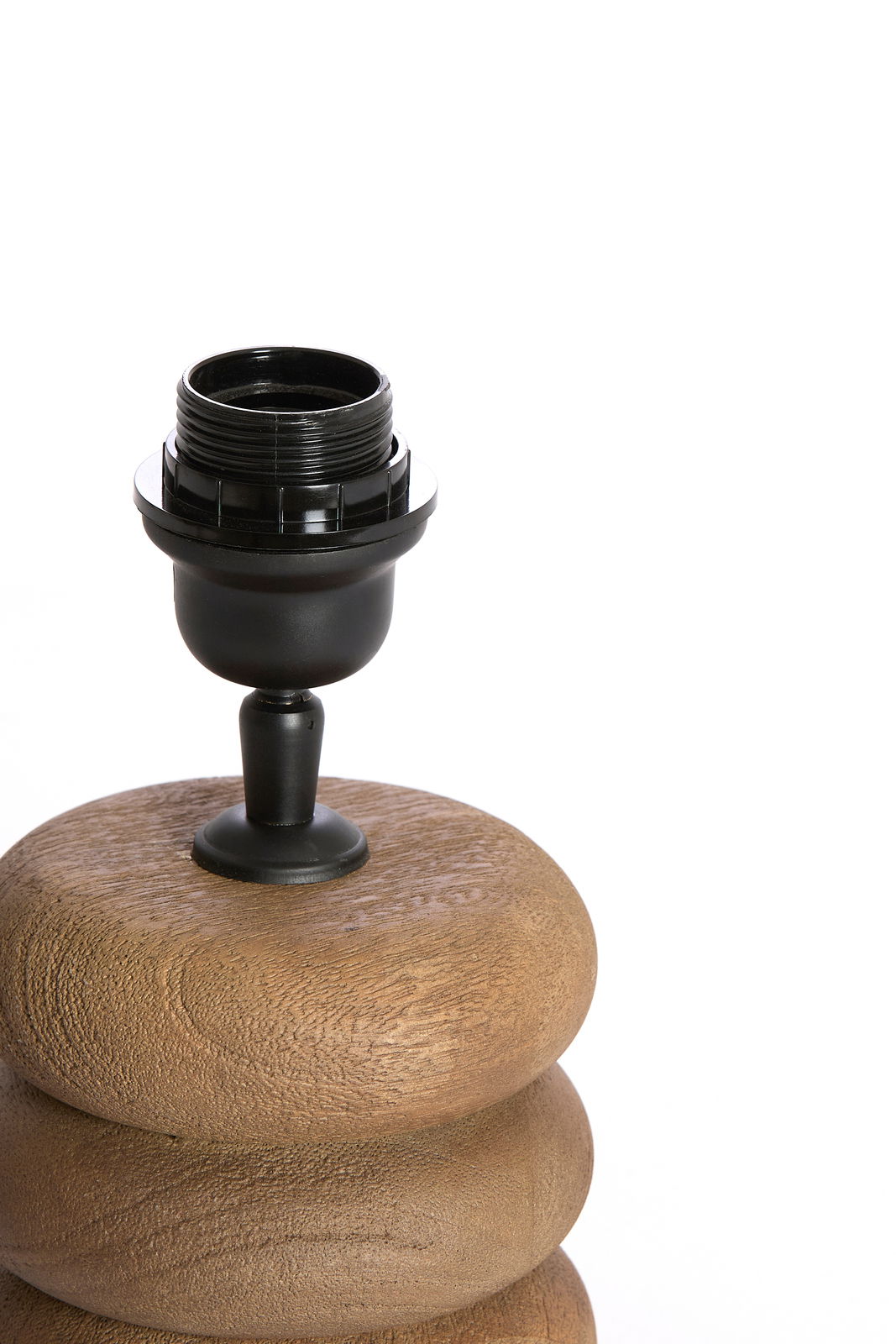 Nahaufnahme eines Lampenfußes aus Holz mit schwarzer Fassung, von der Seite betrachtet.