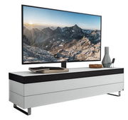 Modernes TV-Lowboard in Weiß mit schwarzer Oberseite, dekoriert mit Vasen und einem Buch, seitliche Perspektive