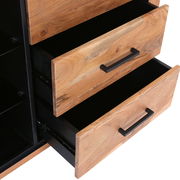 Nahaufnahme eines Sideboards mit zwei geöffneten Schubladen aus Holz und schwarzen Griffen, seitliche Perspektive