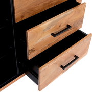 Nahaufnahme eines Sideboards mit zwei geöffneten Schubladen aus Holz und schwarzen Griffen, seitliche Perspektive