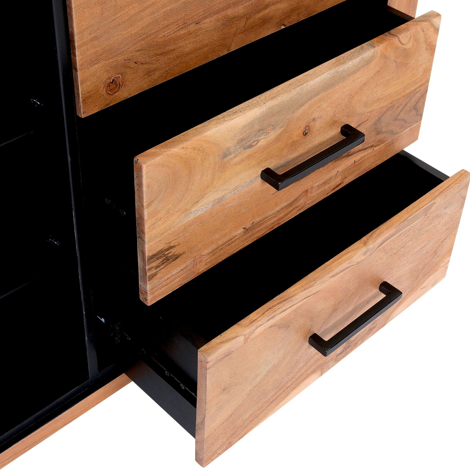 Nahaufnahme eines Sideboards mit zwei geöffneten Schubladen aus Holz und schwarzen Griffen, seitliche Perspektive