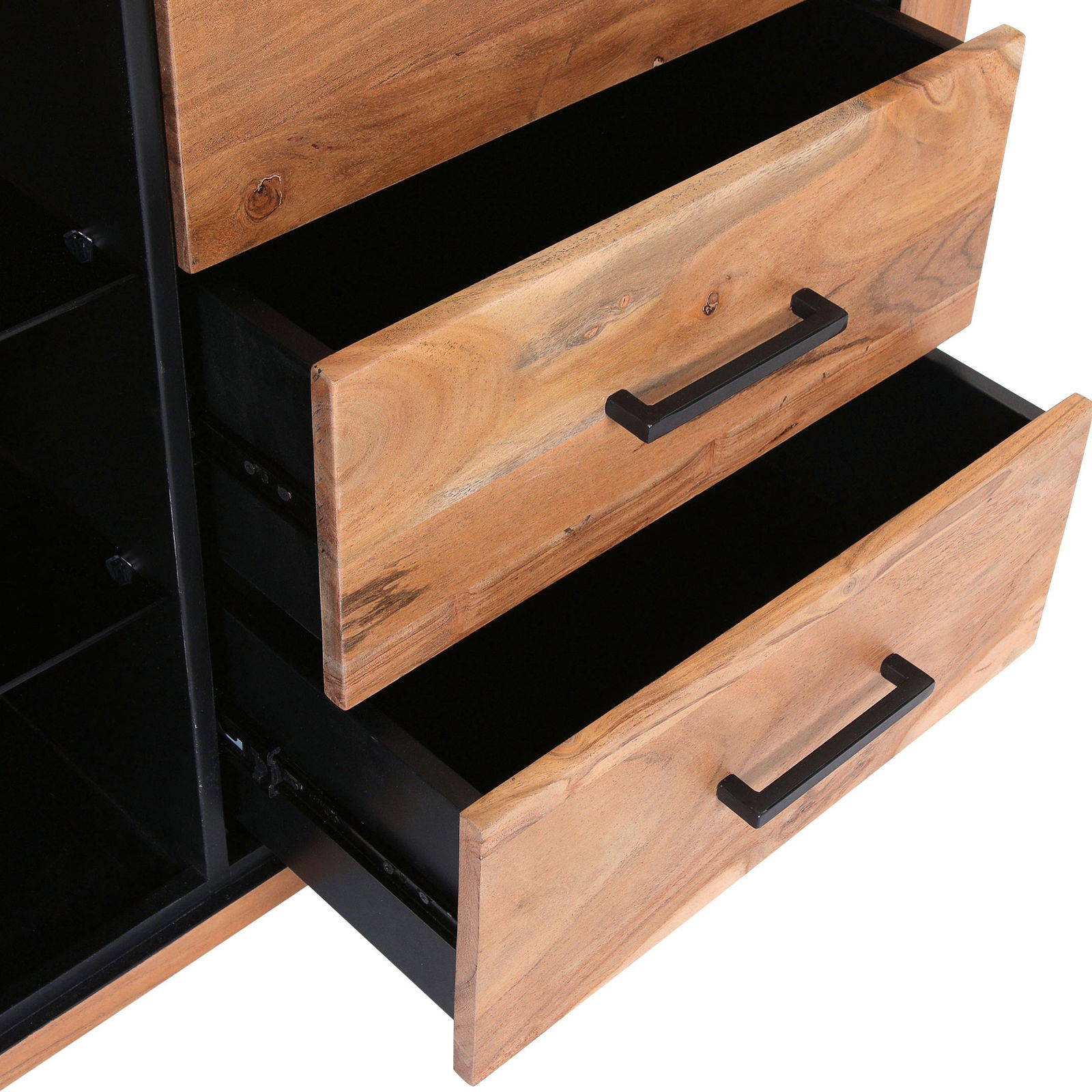 Nahaufnahme eines Sideboards mit zwei geöffneten Schubladen aus Holz und schwarzen Griffen, seitliche Perspektive