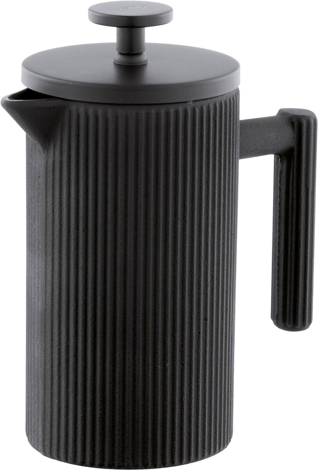 Schwarze French Press mit vertikal geriffelter Oberfläche, Deckel, Pressknopf, Ausgießer und eckigem Griff in frontaler Dreiviertelansicht leicht von oben
